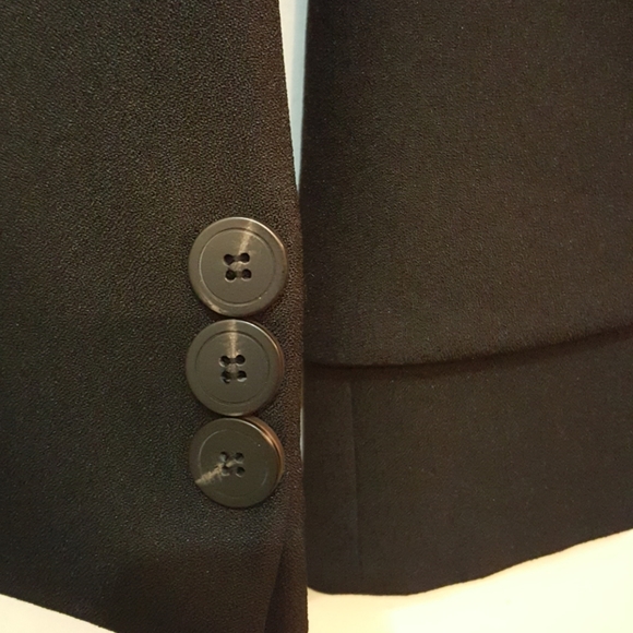 A black blazer made in Korea. - Picture 5 of 7